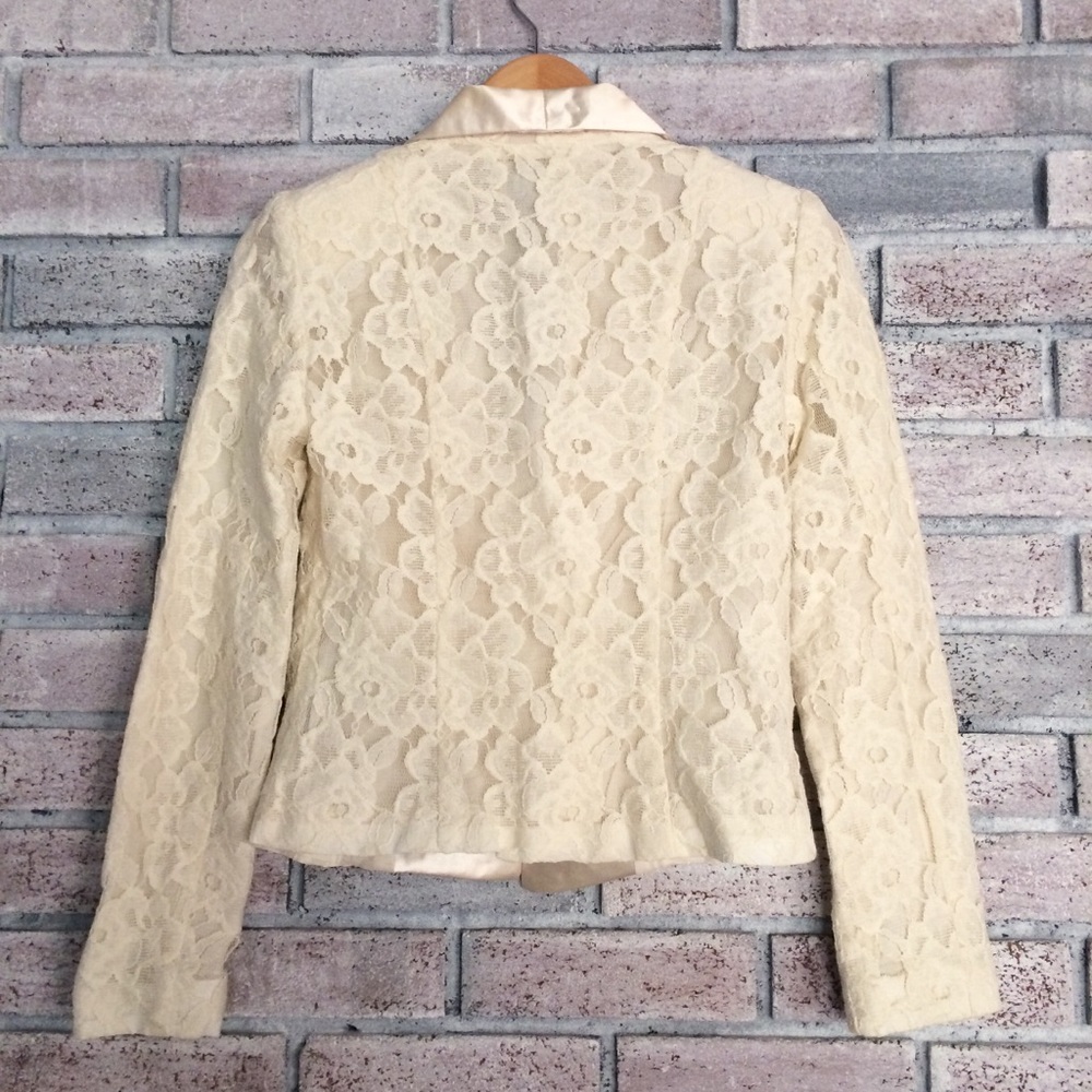 🌼5 for $25 sale🌼 Lace blazer - Picture 2 of 2